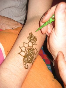How to hold a henna cone